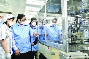 政府總理范明政參觀三星公司設在太原省的生產線。（圖源：VGP）
