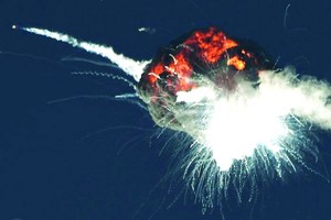 美國航太創業公司“螢火蟲”(Firefly)發射的首枚阿爾法(Alpha)火箭在第一次升空即發生爆炸。（圖源: 互聯網）