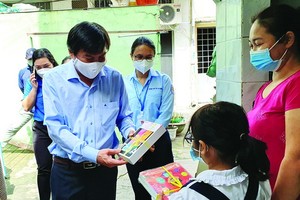 向富潤貧困學生贈送學習用品