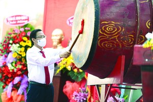 市人委會主席潘文邁在開學典禮上擊鼓。（圖源: TTO）