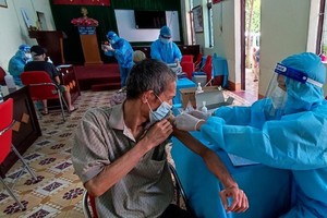 一名社會輔助對象在接受新冠疫苗注射。（圖源：成德）