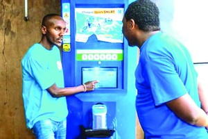 工作人員向民眾介紹如何使用燃料機。（圖源：互聯網）