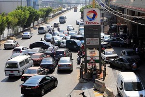 8月21日，車輛在黎巴嫩貝魯特港附近的加油站排隊加油。 （圖源：新華社）