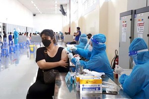 新順出口加工區工人們接受第二劑新冠疫苗注射。（圖源：越通社）