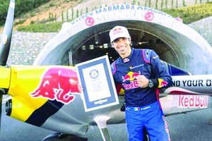 飛行員駕機穿越隧道創世界紀錄