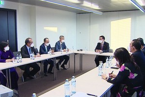 越南國會主席王廷惠會見越南駐歐洲各國大使。