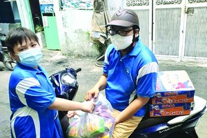 負責人正準備去發“愛心包”。