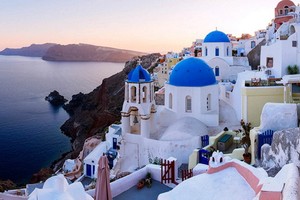 圖為希臘知名景點聖托里尼一景。（圖源: 互聯網）