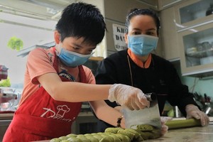 孔中原幫助范氏幸蓉做月餅。