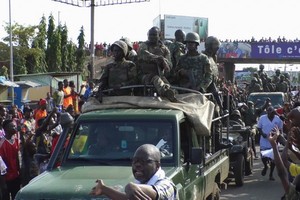 幾內亞發生政變後，有反對派支持者上街慶祝歡迎軍隊。（圖源: 路透社）