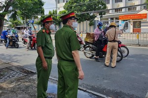 公安部副部長黎國雄少將親往視察第四郡阮必成街上的防疫檢查站工作。（圖源：市公安報）