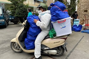 市社會民生中心的SOS助民計劃成員準備起程將“安生袋”送到遇困民眾手上。