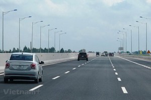 車輛在一條已投入運營的高速公路上行駛。（圖源：越通社）