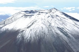 富士山今年首次披銀裝