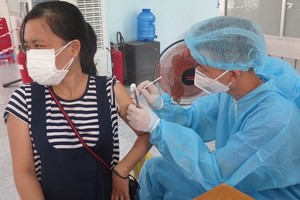 一名芹耶縣居民正接受新冠疫苗注射。（圖源：芹耶縣人委會）