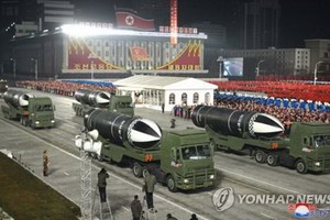 圖為1月14日晚，朝鮮勞動黨第八次全國代表大會閱兵活動，新潛射彈道導彈（SLBM）亮相。 （圖源：韓聯社/朝中社）