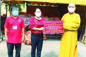 釋慧功法師向郡祖國陣線委員會、郡紅十字會轉交救濟物質。