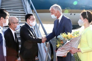 越南國會主席王廷惠抵達比利時首都梅爾斯布魯克軍用機場。（圖源：越通社）