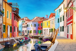 五彩繽紛的房子顏色的威尼斯彩色島。