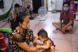 原籍安江省的阮氏燕家庭此前在附近的建設工程做瓦工，但失業了幾個月。全家都想回鄉避疫，可是獲房東鼓勵留下來，並調減租金、電水費。