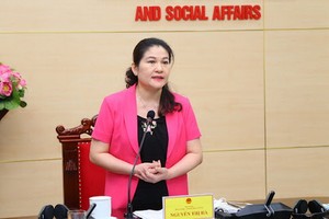 勞動與榮軍社會部副部長阮氏霞在會上發言。（圖源：雲慶）