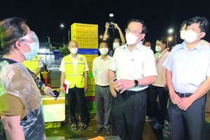 市委書記阮文年視察平田集散市場