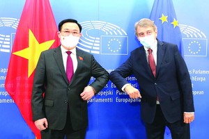 越南國會主席王廷惠與歐洲議會主席薩索利合影。（圖源：越通社）