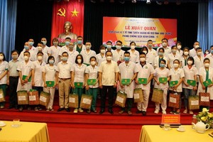 宣光省人委會副主席黃越方（前中）與啟程前的醫護隊伍大合照。（圖源：宣光省衛生廳）