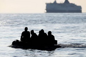 靠近英國多佛港的偷渡船隻。（圖源：互聯網）