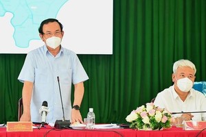 市委書記阮文年（左）在會議上發言。（圖源：越勇）