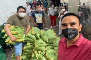 權靈直接向隔離區、封鎖區的民眾贈送禮物。