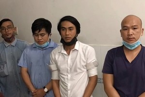 偽造通行證與接種證的四名犯罪團夥成員。（圖源：法律報）