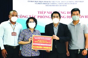 市越南祖國陣線委員會領導接收捐款與頒贈感謝狀。