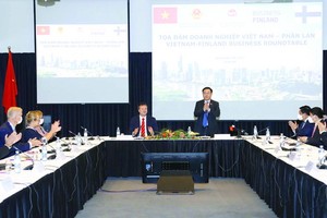 越南國會主席王廷惠與芬蘭企業座談會。