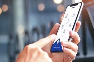 消費者使用智能支付服務。