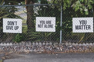 在全球範圍內，每年有超過 70萬人死於自殺。 （示意圖源: 聯合國）