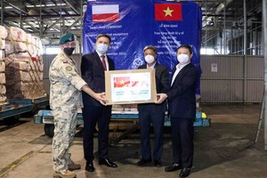 波蘭援助我國一批防疫醫療物資的交接儀式現場。（圖源：春區）