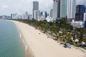 疫情期間的芽莊海灘空無一人。（圖源：賢良）