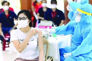 醫護人員為民眾接種新冠疫苗。（圖源：秋莊）