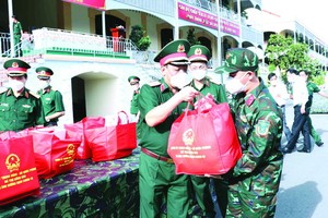 越南人民軍副總參謀長吳明進中將向市司令部幹部移交禮物。（圖源：越通社）