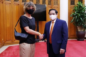 政府總理范明政（右）接見荷蘭駐越特命全權大使埃爾斯貝特‧阿克曼。（圖源：越通社）