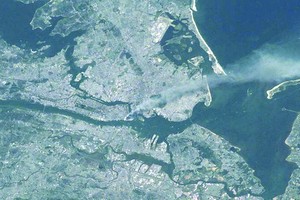 911事件影像回顧：從太空看911事件，煙霧清晰可見。（圖源: NASA）