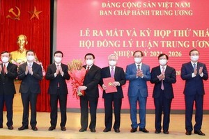 新一屆中央理論委員會成員集體亮相。（圖源：越通社）