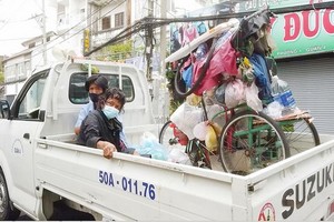 第四郡職能部門宣傳、動員和送流浪者前往各集中單位。