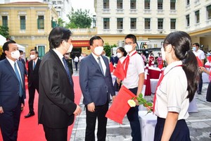 9月5日，河內市委書記丁進勇出席徵女王中學校開學典禮。（圖源：曰成）