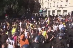 法國多地民眾再次舉行抗議新冠健康通行證等防疫措施的示威活動，超12萬人參加。（圖源：互聯網）