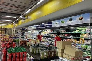 超市員工不斷地為貨架上添加更多的商品。（圖源：工商報）