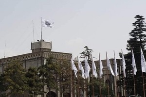 當地時間9月11日，在宣佈組建臨時政府數日後，阿富汗塔利班在首都喀布爾的總統府升起了自己的旗幟，當天正值美國“九一一”恐襲事件20週年紀念日。（圖源: 互聯網）