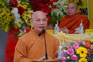 越南佛教教會理事委員會理事長釋善仁呼籲全國各寺院僧尼及佛教徒響應“給你電腦，培養智慧”計劃。（圖源：香葉）