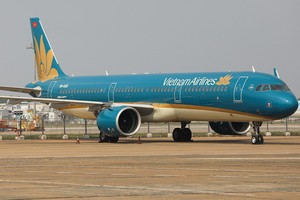 圖為一架越航客機停泊在新山一機場的停機位上。（圖源：瓊珍）